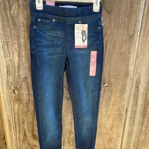 Levi’s NWT Signature Gold pull-on Skinny Jeans
